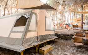 Geschlafen wird in Steilwandzelten - Foto: Anita Waszelewski